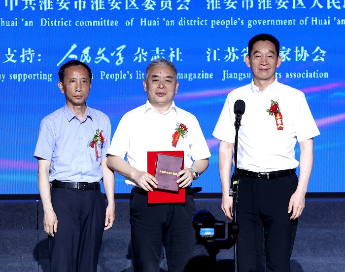 中國作家協(xié)會(huì)黨組成員、書記處書記、《人民文學(xué)》雜志社主編施戰(zhàn)軍，淮安市人大常委會(huì)副主任范更生為王躍文頒獎(jiǎng)