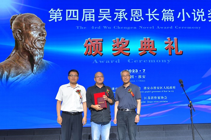 《人民文學(xué)》雜志社副主編陳濤，淮安市文聯(lián)黨組書記、主席王維國為龐貝頒獎(jiǎng)