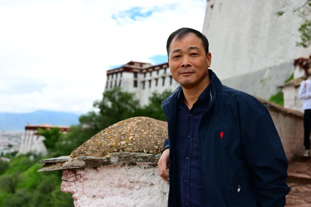 江子，本名曾清生，男，1971年生，江西吉水人。已出版長(zhǎng)篇散文《青花帝國(guó)》、散文集《回鄉(xiāng)記》《去林芝看桃花》《田園將蕪——后鄉(xiāng)村時(shí)代紀(jì)事》《蒼山如?！畬酵隆返?，獲第八屆魯迅文學(xué)獎(jiǎng)、第七屆魯迅文學(xué)獎(jiǎng)提名、第四屆三毛散文獎(jiǎng)、第三屆江西文學(xué)藝術(shù)獎(jiǎng)等獎(jiǎng)項(xiàng)。中國(guó)作協(xié)全委會(huì)委員，中國(guó)作協(xié)散文委員會(huì)委員，江西省作家協(xié)會(huì)副主席、秘書(shū)長(zhǎng)。