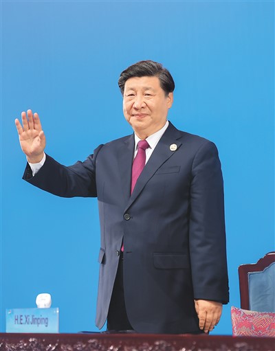  7月28日晚，第三十一屆世界大學(xué)生夏季運(yùn)動(dòng)會(huì)在四川省成都市隆重開幕。這是國(guó)家主席習(xí)近平在主席臺(tái)上向大家揮手致意。   新華社記者 鞠 鵬攝