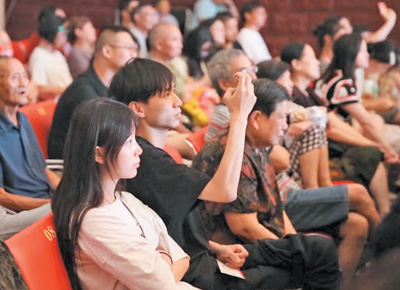 　觀眾們正在武漢市永芳古戲院觀看演出。 　　圖片均為王郭驥攝