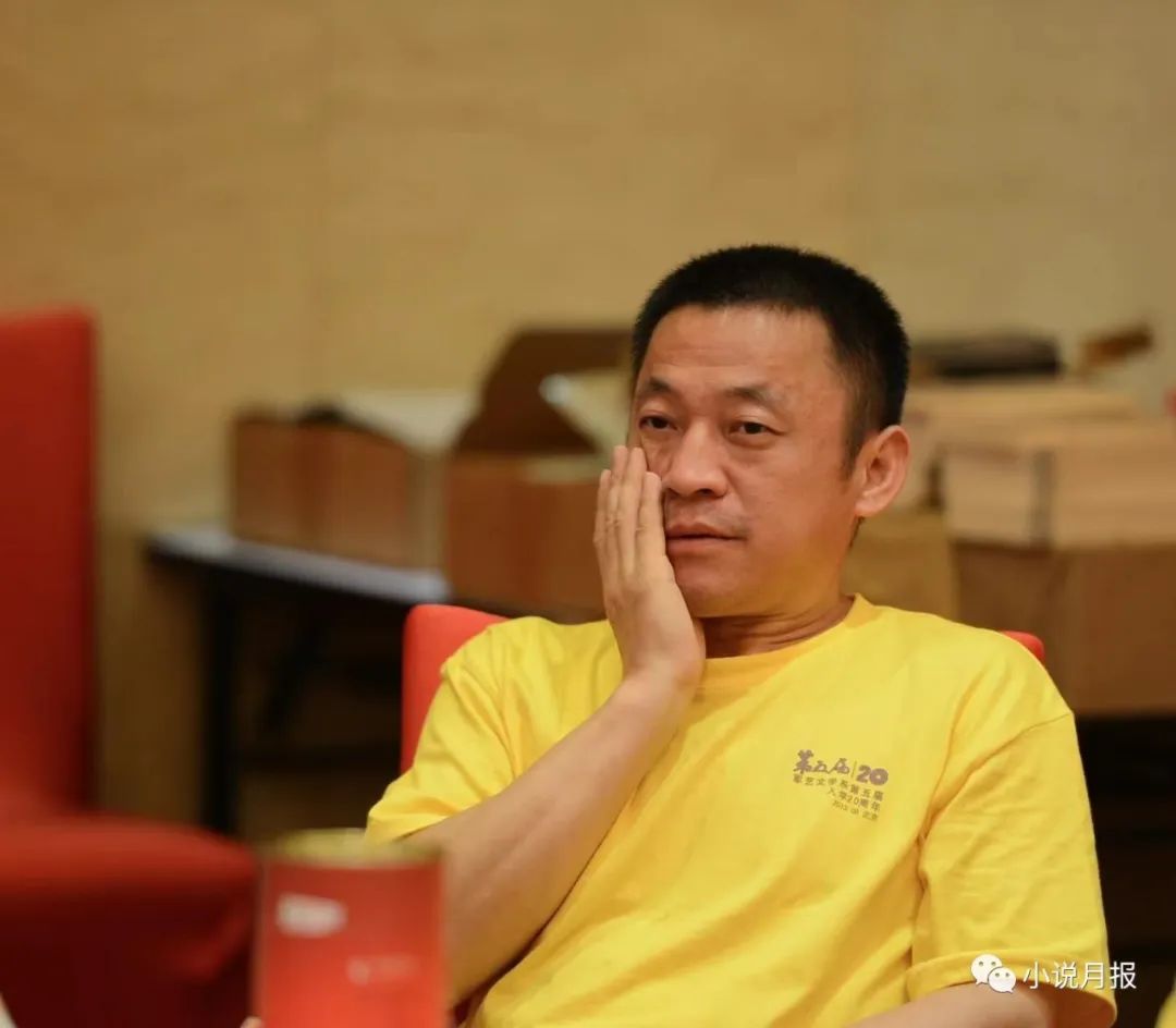 李亞，安徽亳州譙城人。出版中短篇小說集《幸福的萬(wàn)花球》《初冬》等四部、長(zhǎng)篇小說《流芳記》《花好月圓》等四部，曾獲十月文學(xué)獎(jiǎng)、《小說月報(bào)》百花獎(jiǎng)、《中國(guó)作家》鄂爾多斯文學(xué)獎(jiǎng)中篇小說獎(jiǎng)、魯彥周文學(xué)獎(jiǎng)中篇小說獎(jiǎng)、全軍文藝“新作品獎(jiǎng)”一等獎(jiǎng)等獎(jiǎng)項(xiàng)。
