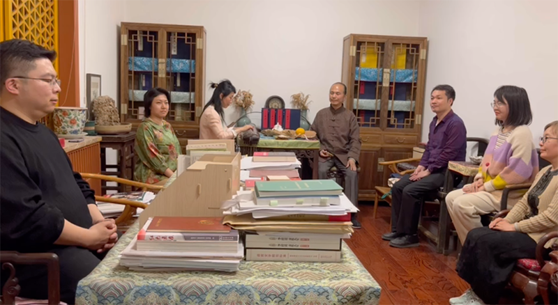 張衛(wèi)東先生帶領(lǐng)學(xué)生于商務(wù)印書館國(guó)子監(jiān)官韻誦唸傳承中心吟誦古詩(shī)詞