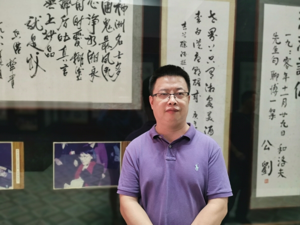 田耳，1976年生于湖南鳳凰，現(xiàn)居于廣西。2007年，田耳憑借中篇小說(shuō)《一個(gè)人張燈結(jié)彩》獲得第四屆魯迅文學(xué)獎(jiǎng)，成為該獎(jiǎng)史上最年輕的得主