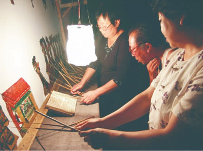 　劇團(tuán)演員在幕后操作皮影。 　　以上圖片均為孫福軍提供 　　制圖：趙偲汝