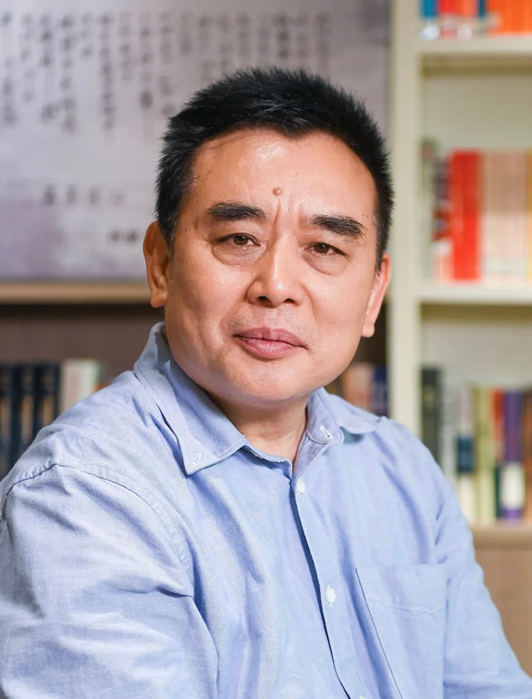 王躍文，著名作家，湖南省溆浦縣人。著有長篇小說《家山》《國畫》《梅次故事》《亡魂鳥》《朝夕之間》《蒼黃》《大清相國》《愛歷元年》，中短篇小說集《漫水》《無雪之冬》，散文隨筆集《幽默的代價(jià)》《喊山應(yīng)》，訪談錄《王躍文文學(xué)回憶錄》《無違》等。其中《大清相國》被翻譯成日文出版，小說集《漫水》被翻譯成英文出版。先后獲魯迅文學(xué)獎(jiǎng)、湖南省青年文學(xué)獎(jiǎng)、湖南省文化創(chuàng)新獎(jiǎng)、湖南省文學(xué)藝術(shù)獎(jiǎng)等，其作品既有對現(xiàn)實(shí)矛盾的銳利揭示，對歷史長河的人文發(fā)現(xiàn)，也有對原鄉(xiāng)故土的深情回望。現(xiàn)居長沙。
