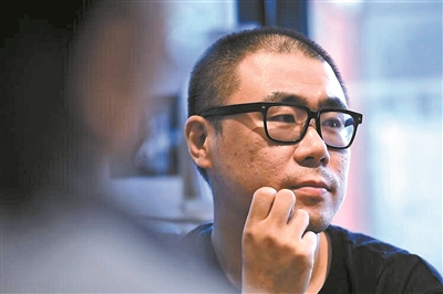 石一楓，1979年生于北京，1998年考入北京大學(xué)中文系，文學(xué)碩士。著有長(zhǎng)篇小說(shuō)《漂洋過(guò)海來(lái)送你》《入魂槍》《心靈外史》《借命而生》等，小說(shuō)集《世間已無(wú)陳金芳》《特別能戰(zhàn)斗》等。曾獲魯迅文學(xué)獎(jiǎng)、馮牧文學(xué)獎(jiǎng)、十月文學(xué)獎(jiǎng)、百花文學(xué)獎(jiǎng)、《小說(shuō)選刊》年度獎(jiǎng)·中篇小說(shuō)獎(jiǎng)等，作品入選年度“中國(guó)好書(shū)”、中國(guó)小說(shuō)學(xué)會(huì)年度好小說(shuō)榜單等。