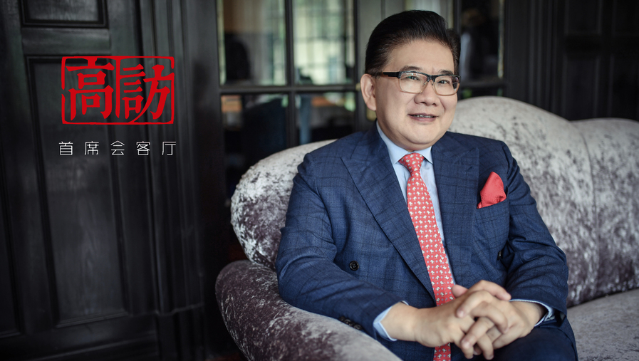 曹可凡：1963年7月27日生于上海，江蘇無(wú)錫人，1991年畢業(yè)于上海第二醫(yī)科大學(xué)（現(xiàn)上海交通大學(xué)醫(yī)學(xué)院），獲碩士學(xué)位。1987年開(kāi)始業(yè)余參與主持電視節(jié)目，1995年任東方電視臺(tái)專(zhuān)職主持人，1997年獲全國(guó)播音主持“金話筒獎(jiǎng)”。現(xiàn)任上海廣播電視臺(tái)節(jié)目主持人、同濟(jì)大學(xué)客座教授。