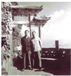 胡世宗與袁鷹（右）在昆明西山，攝于1975年