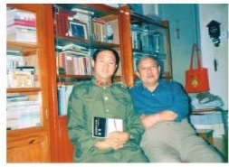 1986年，胡世宗到北京拜訪袁鷹（右）