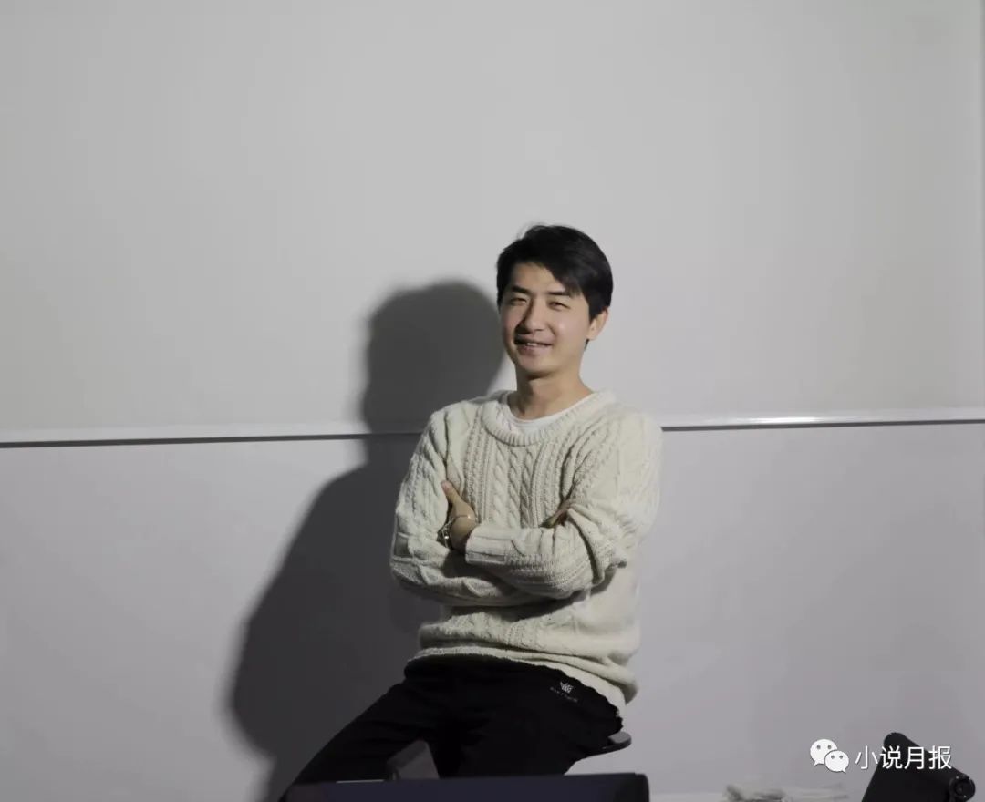 哥舒意，青年作家，魯迅文學(xué)院第十四屆中青年高研班學(xué)員。已出版《惡魔奏鳴曲》《中國孩子》等多部長篇。作品多次在《收獲》《萌芽》《青年文學(xué)》《上海文學(xué)》《小說界》《山花》等文學(xué)雜志發(fā)表。