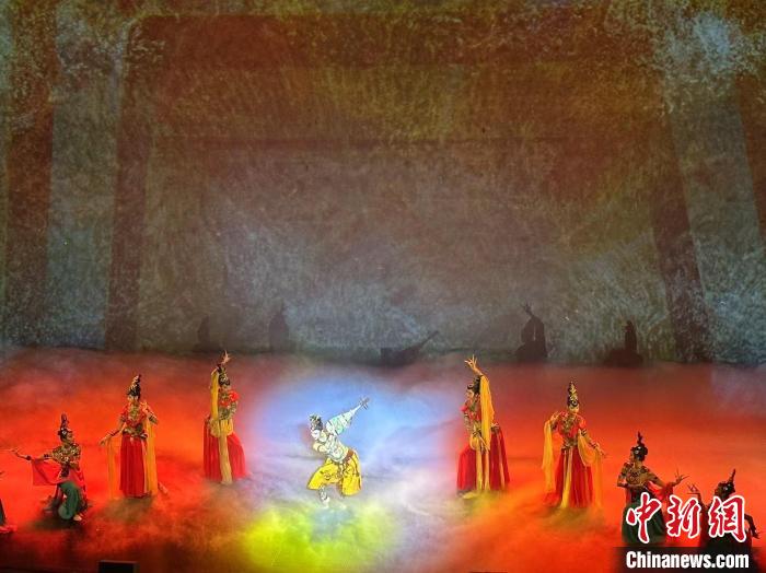 9月5日晚，音樂(lè)劇《飛天》中14首經(jīng)典唱段全新首演，采用聲光電技術(shù)，巧妙呈現(xiàn)敦煌文化元素。閆姣 攝