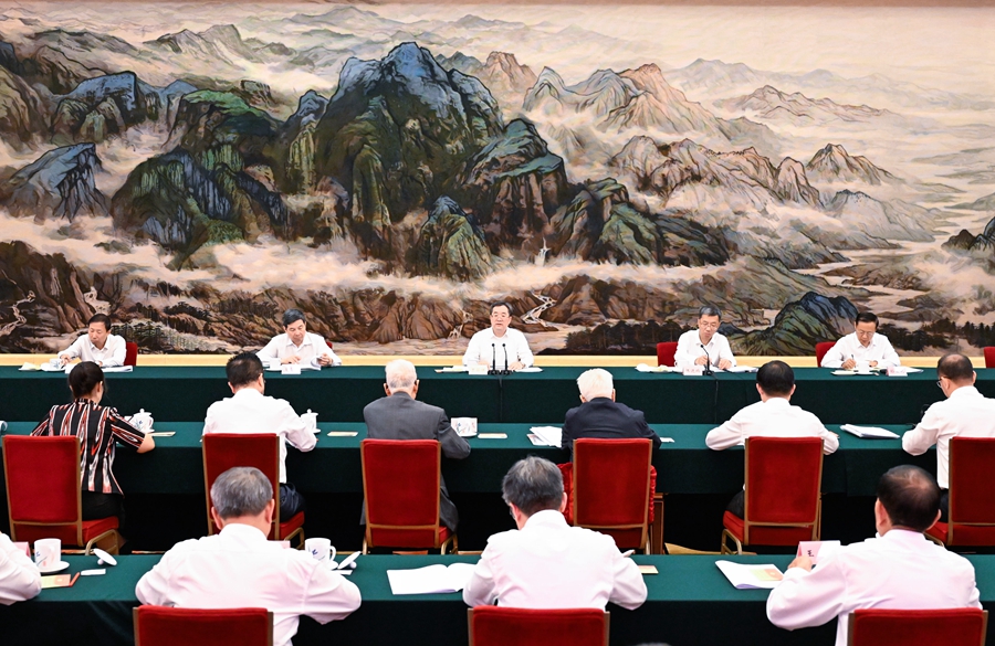 9月9日，全國優(yōu)秀教師代表座談會在北京召開。中共中央政治局常委、國務(wù)院副總理丁薛祥出席會議，傳達(dá)習(xí)近平致信和李強(qiáng)批示并講話。新華社記者 申宏 攝