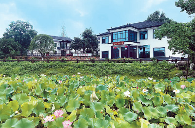 　立波書屋和周立波故居皆坐落于清溪村荷塘邊，引來了慕名前來的參觀者來此休憩、讀書。今年以來，立波書屋的經營者卜雪斌夫婦延長了營業(yè)時間，每天推遲到晚上9點半才打烊。