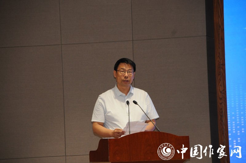 中國科普作家協(xié)會(huì)副理事長尹傳紅致辭