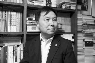 汪家明，曾任山東畫報出版社總編輯、生活·讀書·新知三聯(lián)書店副總編輯、人民美術(shù)出版社社長
