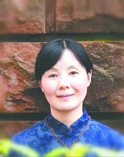 王蕓，中國(guó)作協(xié)會(huì)員，一級(jí)作家。生于湖北，現(xiàn)為南昌市文學(xué)藝術(shù)院專業(yè)作家。出版有長(zhǎng)篇小說《對(duì)花》《江風(fēng)烈》，小說集《與孔雀說話》《薇薇安曾來過》《羽毛》，散文集《紙上萬物浮現(xiàn)如初》《此生》《穿越歷史的楚風(fēng)》《接近風(fēng)的深情表達(dá)》等。其作品曾獲得屈原文藝獎(jiǎng)“優(yōu)秀人才獎(jiǎng)”、湖北文學(xué)獎(jiǎng)、冰心散文獎(jiǎng)、林語堂小說獎(jiǎng)等榮譽(yù)。