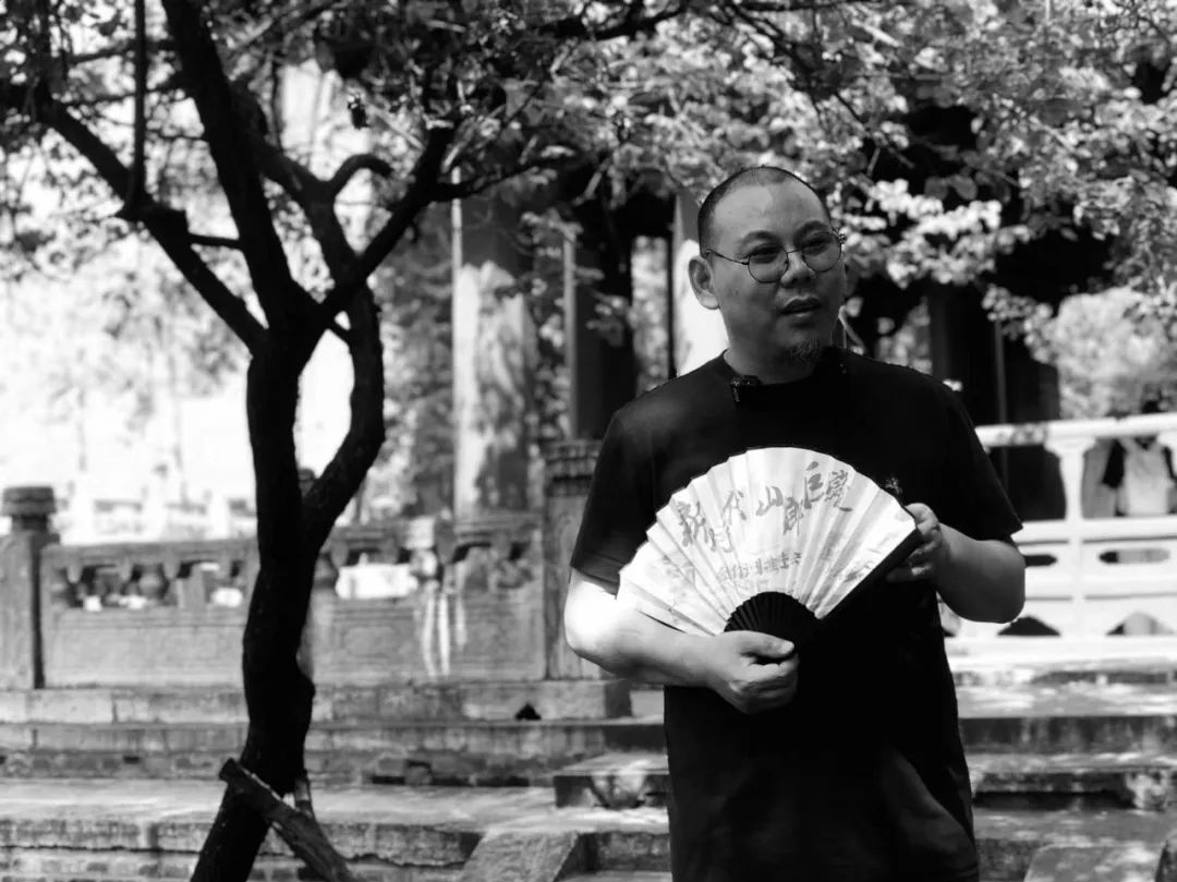 王十月，70后小說(shuō)家。《作品》雜志社社長(zhǎng)總編，泥石流文學(xué)獎(jiǎng)發(fā)起人。著有長(zhǎng)篇小說(shuō)《無(wú)碑》《收腳印的人》《如果末日無(wú)期》《米島》《活物》等，小說(shuō)集《國(guó)家訂單》《人罪》等數(shù)十種。獲第五屆魯迅文學(xué)獎(jiǎng)，《人民文學(xué)》年度中篇小說(shuō)獎(jiǎng)、《中國(guó)作家》鄂爾多斯文學(xué)獎(jiǎng)，《小說(shuō)選刊》年度中篇小說(shuō)獎(jiǎng)，百花文學(xué)獎(jiǎng)等。多次上榜中國(guó)小說(shuō)學(xué)會(huì)年度小說(shuō)榜，中國(guó)散文學(xué)會(huì)年度散文榜及各類(lèi)好書(shū)榜。