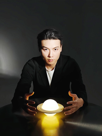 陳楸帆：作家，編劇，翻譯。中國(guó)作協(xié)科幻文學(xué)委員會(huì)副主任，代表作有《荒潮》《人生算法 》等