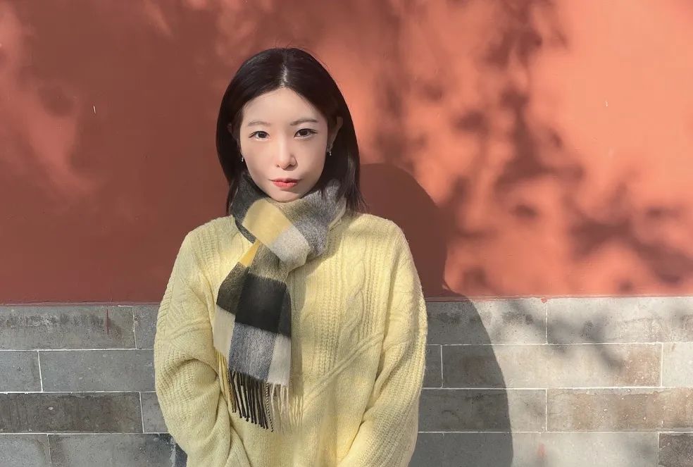 三 三 第2屆入選作家中年齡最小的作家，已經(jīng)發(fā)表短篇小說集《離魂記》《俄羅斯套娃》《晚春》，并獲第二屆“鐘山之星”年度青年佳作獎、2021年度“青花郎·人民文學(xué)”新人獎、第七屆郁達(dá)夫小說獎短篇小說獎。在采訪中她談到自己近年來創(chuàng)作上的成長和變化：“從業(yè)余寫作到全職寫作，越跟文學(xué)有所接觸，越明白它是什么，會逐漸靠近它?！? /></p>
<p style=