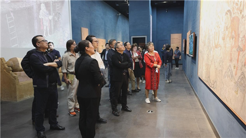 作家們參觀北庭故城遺址，了解中華優(yōu)秀傳統(tǒng)文化傳承發(fā)展情況