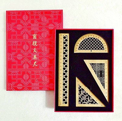 以中國傳統(tǒng)建筑中的窗欞紋樣為靈感設(shè)計的文具尺。資料圖片