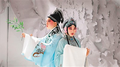 　劉小川（右）與搭檔表演昆曲《牡丹亭》。 　　受訪者供圖