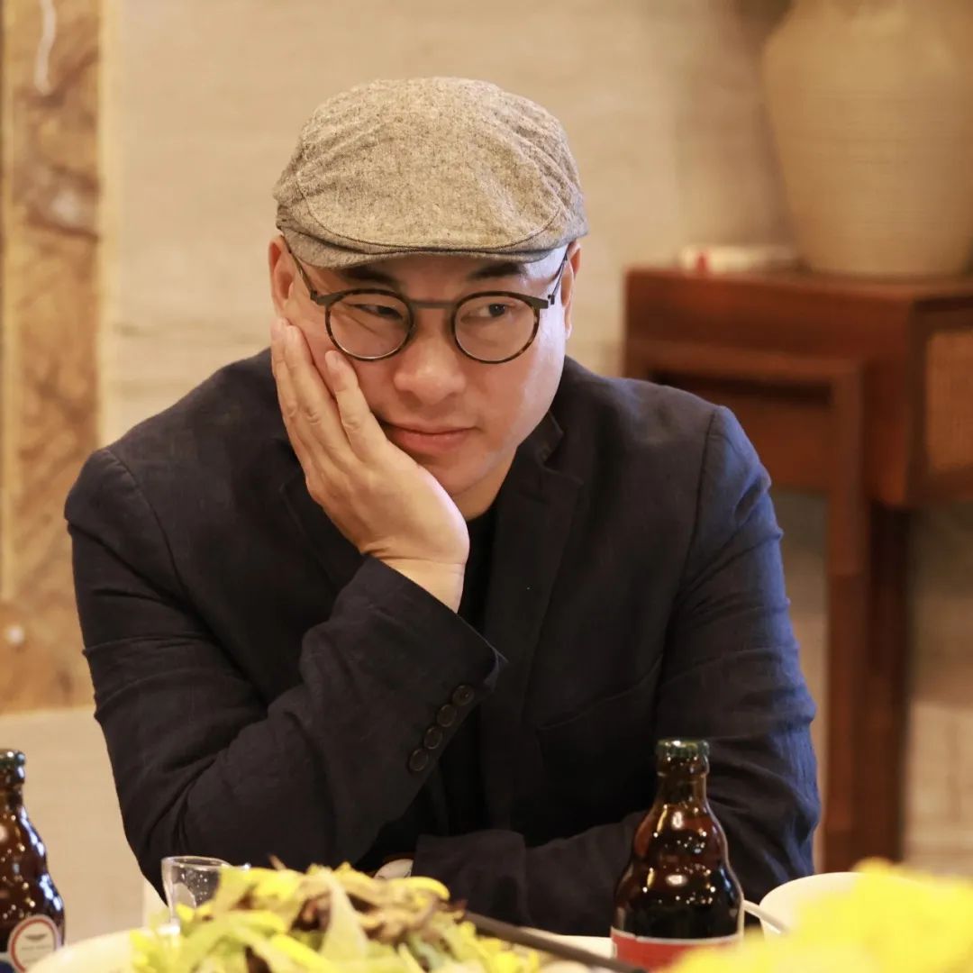 本期嘉賓：  鐘二毛，瑤族，湖南人，現(xiàn)居深圳。中國(guó)作協(xié)會(huì)員。在《當(dāng)代》《民族文學(xué)》《中國(guó)作家》等文學(xué)期刊發(fā)表大量作品，并多次被《小說(shuō)月報(bào)》《小說(shuō)選刊》《中篇小說(shuō)選刊》轉(zhuǎn)載。出版有長(zhǎng)篇小說(shuō)《小中產(chǎn)》《小浮世》，中短篇小說(shuō)集《回鄉(xiāng)之旅》《舊天堂》等10余部。曾獲《小說(shuō)月報(bào)》百花文學(xué)獎(jiǎng)、《民族文學(xué)》年度獎(jiǎng)、《青年文學(xué)》城市文學(xué)排行榜獎(jiǎng)等。編劇、導(dǎo)演電影作品《死鬼的微笑》獲第60屆美國(guó)羅切斯特國(guó)際電影節(jié)電影獎(jiǎng)。