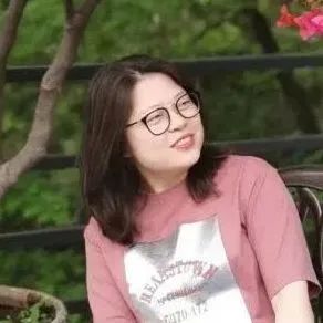 本期主持人：  徐海玉，朝鮮族，黑龍江人。北京語(yǔ)言大學(xué)對(duì)外漢語(yǔ)碩士，中央民族大學(xué)朝鮮語(yǔ)言文學(xué)專(zhuān)業(yè)博士（在讀）。曾任對(duì)外漢語(yǔ)教師，現(xiàn)任《民族文學(xué)》（朝鮮文版、漢文版）副編審，譯作有《人生那么長(zhǎng)，停一下又何妨》（中信出版社）等。
