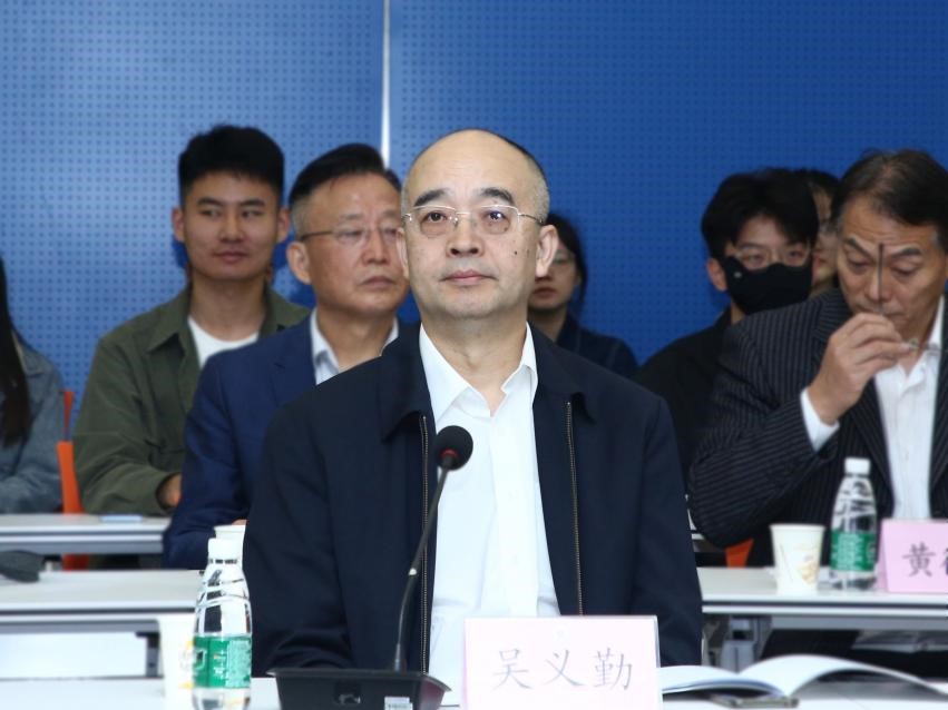 中國作協(xié)黨組成員、副主席吳義勤出席論壇并致辭