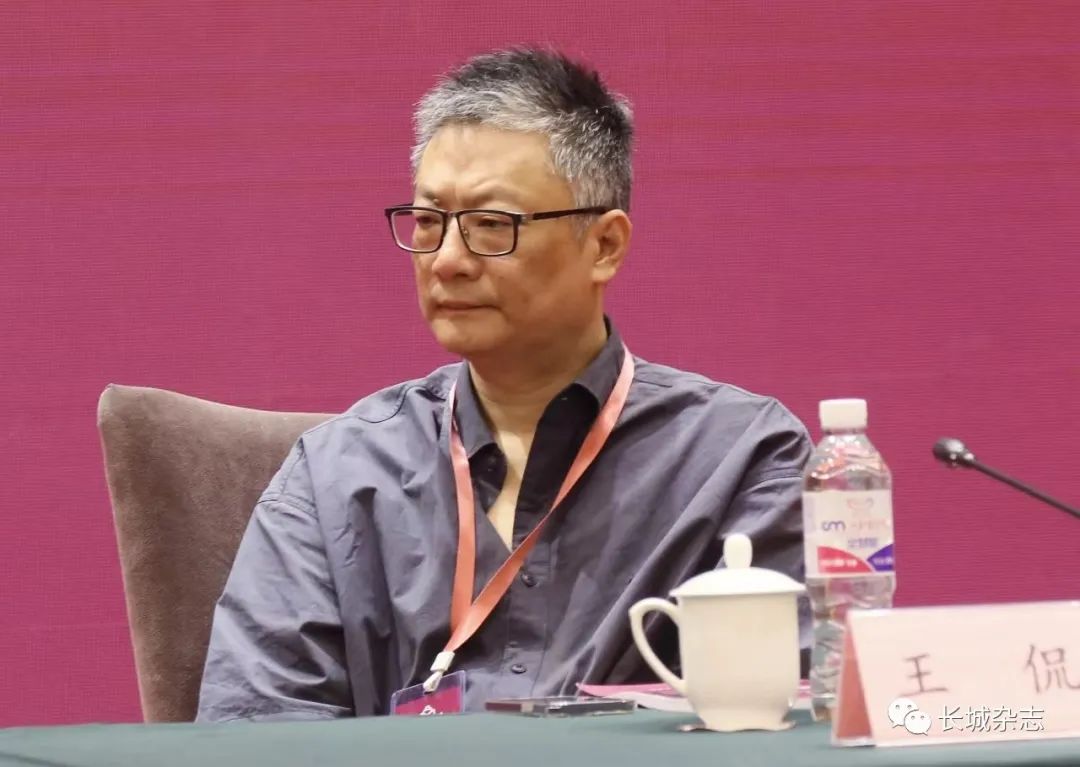 王侃，浙江東陽(yáng)人，文學(xué)博士，杭州師范大學(xué)人文學(xué)院教授。主要研究領(lǐng)域?yàn)橹袊?guó)現(xiàn)當(dāng)代文學(xué)史、中國(guó)當(dāng)代文學(xué)批評(píng)、中國(guó)電影等。在各類學(xué)術(shù)期刊發(fā)表學(xué)術(shù)論文百余篇，出版有《詩(shī)與思的維度》《敘事門(mén)與修辭術(shù)》《時(shí)見(jiàn)疏星渡河漢》等著作十余部。曾獲第三屆唐弢青年文學(xué)研究獎(jiǎng)、第五屆中國(guó)當(dāng)代文學(xué)優(yōu)秀批評(píng)家獎(jiǎng)。