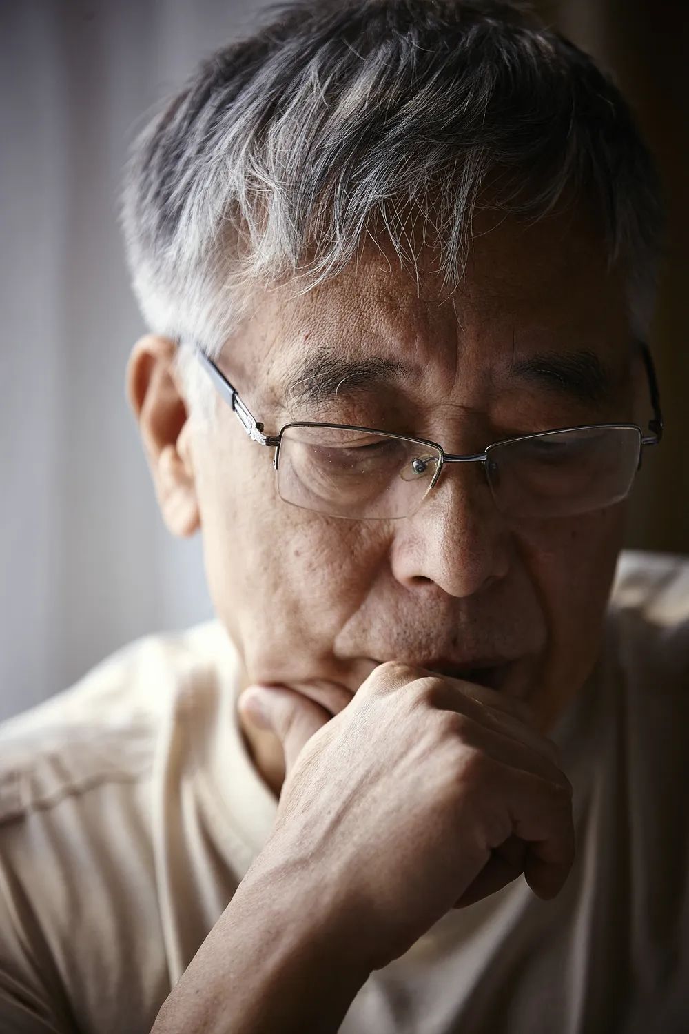 王晉康，1948年出生于河南南陽；著名科幻作家、高級工程師；1993年發(fā)表處女作《亞當(dāng)回歸》，即獲當(dāng)年度中國科幻銀河獎，此后15次榮獲該獎項；迄今已發(fā)表短篇小說近百篇，出版長篇小說20余部，代表作有長篇小說《類人》《蟻生》《十字》《與吾同在》，短篇小說集《替天行道》《最后的愛情》《生命之歌》《七重外殼》《西奈噩夢》《豹》等；曾獲銀河獎、全球華語星云獎終身成就獎、騰訊文學(xué)獎年度小說家、京東文學(xué)獎年度科幻圖書獎、陽翰笙文學(xué)獎、吳承恩文學(xué)獎等；作品被譯成英、意、日、德等多種語言。