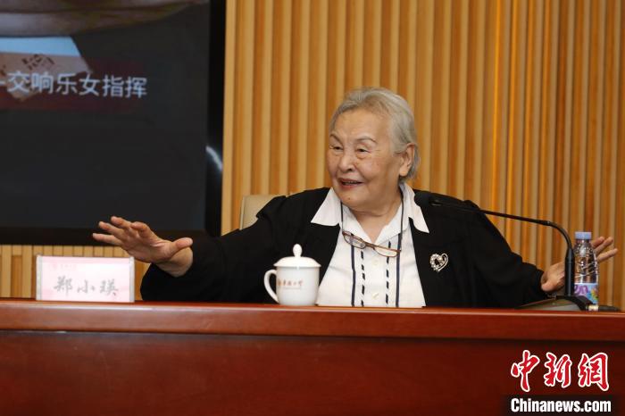 10月18日，鄭小瑛走進華僑大學(xué)泉州校區(qū)，為學(xué)子們帶來專題講座——“洋戲中唱”藝術(shù)分享會。劉沛 　攝