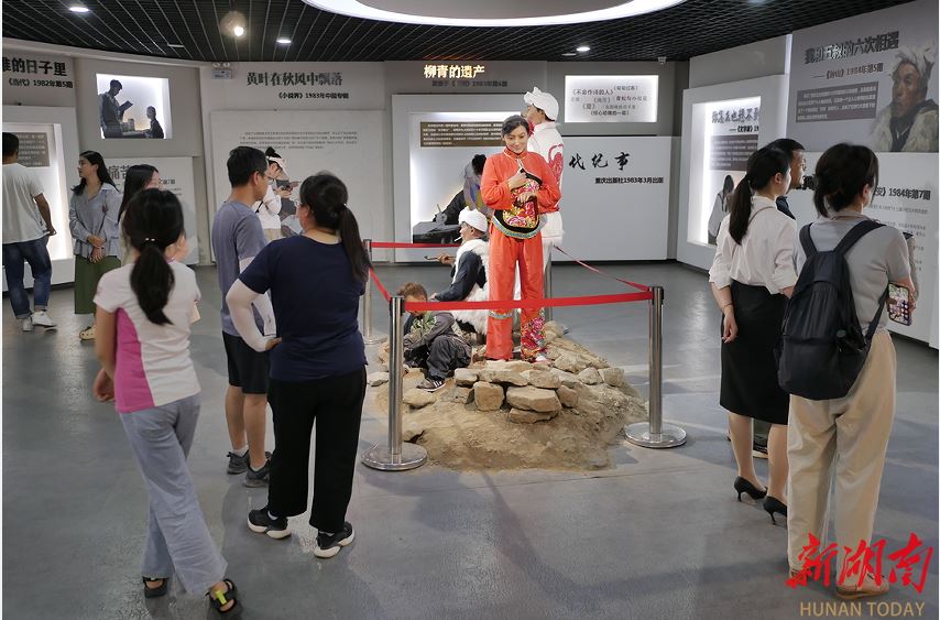 清澗縣石嘴驛鎮(zhèn)王家堡村路遙紀念館內(nèi)，游客在參觀。