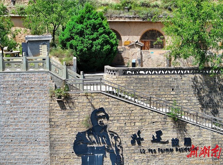 清澗縣石嘴驛鎮(zhèn)王家堡村，路遙出生的窯洞就在國道邊一面土坡上。