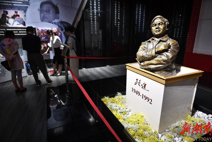清澗縣石嘴驛鎮(zhèn)路遙紀念館路遙雕像。