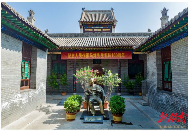 馬烽紀(jì)念館內(nèi)的馬烽塑像。