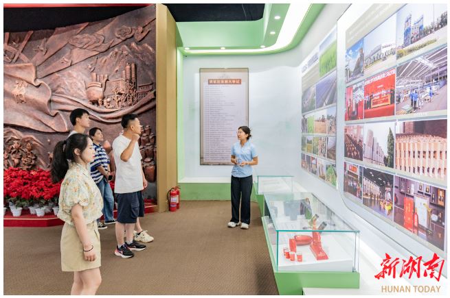 7月26日，游客在賈家莊展覽館參觀。
