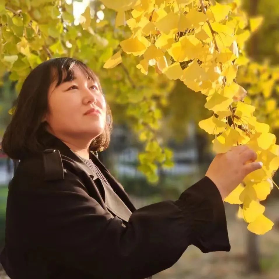 劉云芳， 中國(guó)作家協(xié)會(huì)會(huì)員，河北文學(xué)院簽約作家。作品主要發(fā)表于《北京文學(xué)》《天涯》《青年文學(xué)》《散文》《散文選刊》等報(bào)刊。曾兩次獲得香港青年文學(xué)獎(jiǎng)，并獲得孫犁散文獎(jiǎng)雙年獎(jiǎng)、孫犁文學(xué)獎(jiǎng)、河北文藝貢獻(xiàn)獎(jiǎng)。已出版散文集《木頭的信仰》《給樹(shù)把脈的人》《陪你變成魚(yú)》，童話《奔跑的樹(shù)枝馬》《老樹(shù)洞婆婆的故事》。