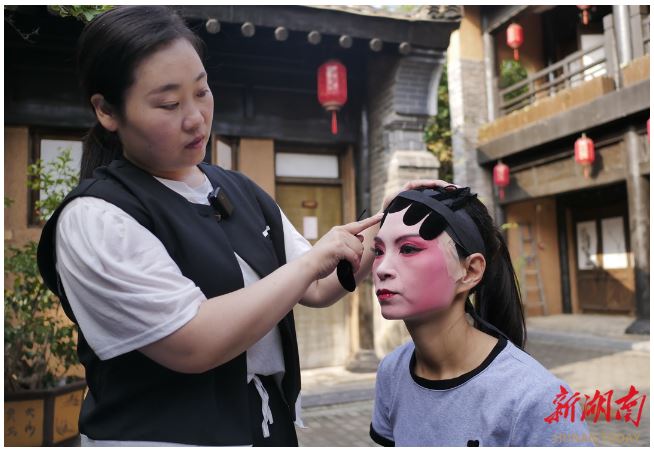 9月7日，棣花古鎮(zhèn)，正在化妝的丹鳳縣劇團演員。