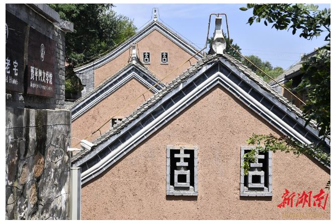 棣花古鎮(zhèn)民居側墻上的“吉”字窗。