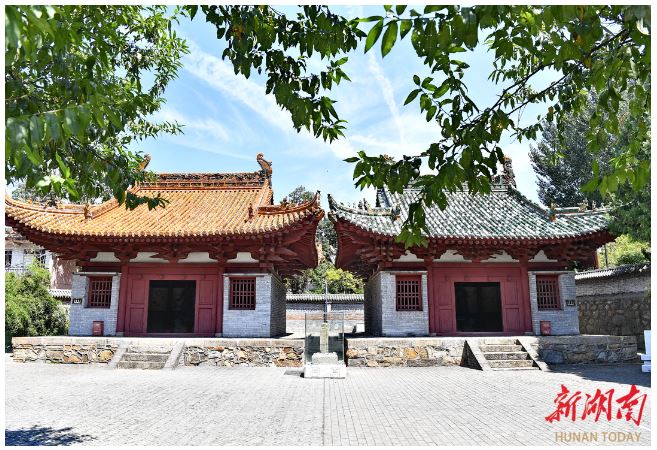 左為二郎廟，右為關帝廟。