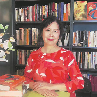 張翎，浙江溫州人，海外華文作家、編劇。代表作有《勞燕》《余震》《金山》等。