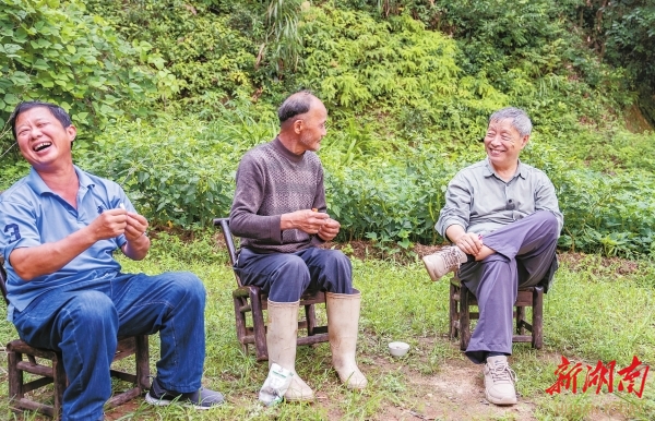 8月15日，汨羅市三江鎮(zhèn)八景村，韓少功（右）與村民在一起開心交談