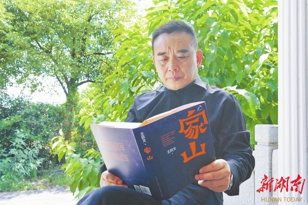 9月20日，王躍文在家中閱讀。