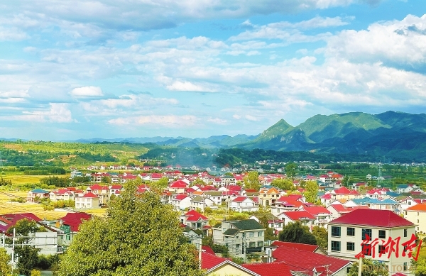 溆浦縣盧峰鎮(zhèn)漫水村，一幢幢農(nóng)家小院錯(cuò)落有致，繪就了一幅鄉(xiāng)村振興的美麗畫卷。本版照片均為湖南日?qǐng)?bào)全媒體記者 徐行 攝