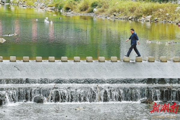 溆浦縣北斗溪鎮(zhèn)，王躍文家鄉(xiāng)溪水的跳橋。