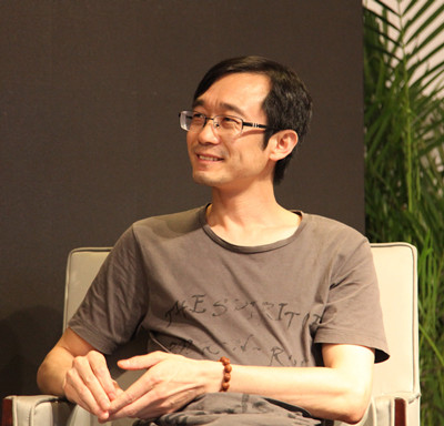 黃德海，《思南文學(xué)選刊》副主編，中國(guó)現(xiàn)代文學(xué)館特聘研究員。著有《世間文章》《詩(shī)經(jīng)消息》《書到今生讀已遲》《馴養(yǎng)生活》等。曾獲第八屆“唐弢青年文學(xué)研究獎(jiǎng)”、第十七屆“華語(yǔ)文學(xué)傳媒盛典·年度文學(xué)評(píng)論家”、第三屆“山花文學(xué)雙年獎(jiǎng)·散文獎(jiǎng)”。