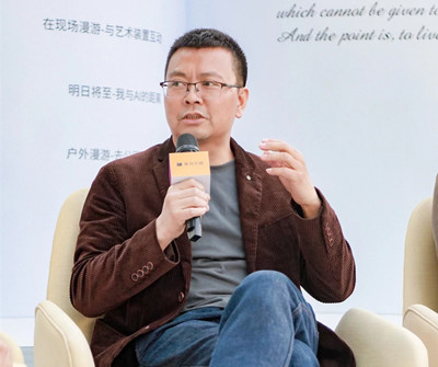 李宏偉，四川江油人，現(xiàn)居北京。著有詩(shī)集《你是我所有的女性稱謂》，長(zhǎng)篇小說(shuō)《國(guó)王與抒情詩(shī)》《灰衣簡(jiǎn)史》《引路人》，小說(shuō)集《假時(shí)間聚會(huì)》《暗經(jīng)驗(yàn)》《雨果的迷宮》等。曾獲郁達(dá)夫小說(shuō)獎(jiǎng)、吳承恩長(zhǎng)篇小說(shuō)獎(jiǎng)、十月文學(xué)獎(jiǎng)等獎(jiǎng)項(xiàng)，作品入選收獲文學(xué)榜、揚(yáng)子江評(píng)論文學(xué)榜等榜單。