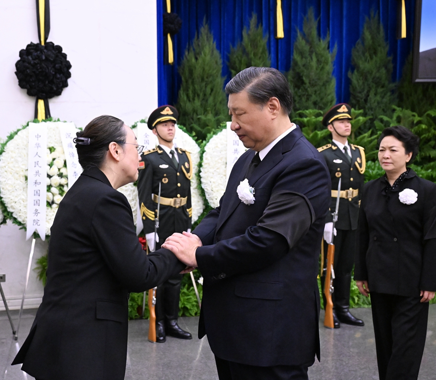 11月2日，李克強(qiáng)同志遺體在北京八寶山革命公墓火化。習(xí)近平、李強(qiáng)、趙樂(lè)際、王滬寧、蔡奇、丁薛祥、李希、韓正等前往八寶山送別，胡錦濤送花圈表示哀悼。這是習(xí)近平與李克強(qiáng)親屬握手，表示深切慰問(wèn)。 新華社記者 謝環(huán)馳 攝